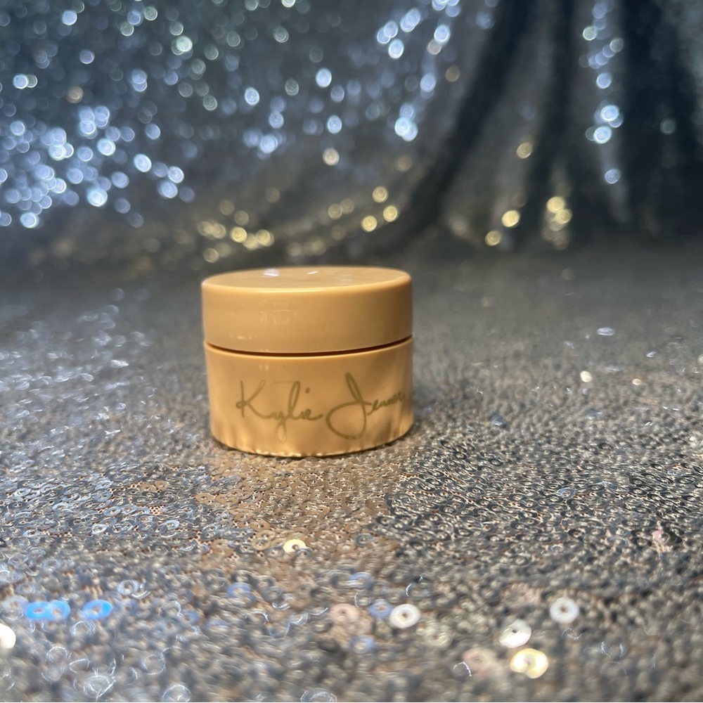 Kylie - loose pigment highlighter. BN never used. - Fiji